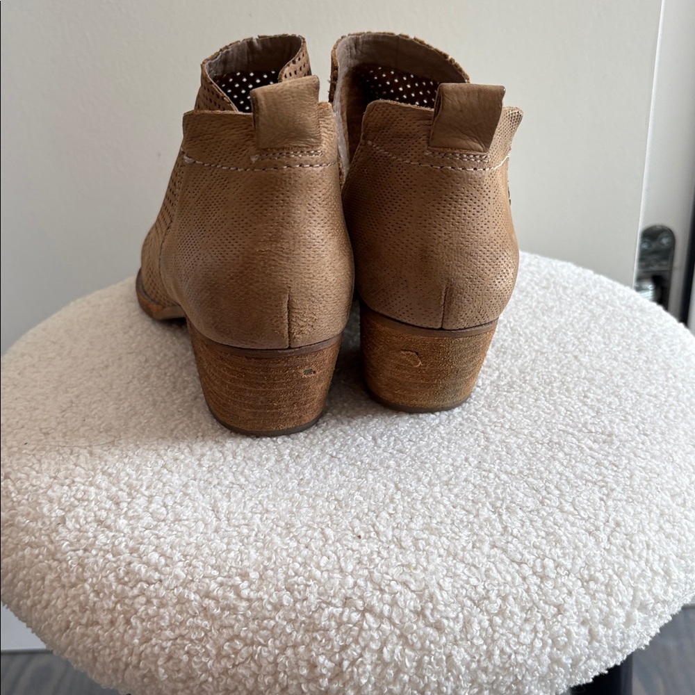Dolce Vita Sonya Perforate Taupe Suede Ankle Bootie 7 GUC - Picture 4 of 9